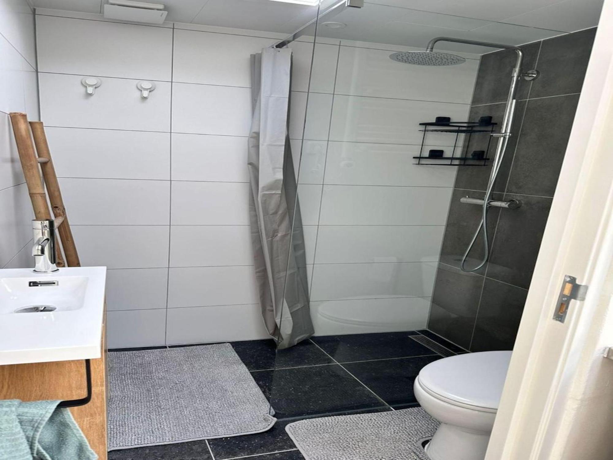 Tiny House In Noordwijk With Garden